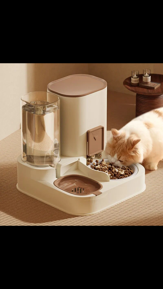 Automatic cat feeder